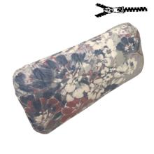 50 x 25 cm Arm pude - Havehynde = Blå, Hvid og Bordeaux Blomster på Grå bagrund, BOMULD (Dess. 118)