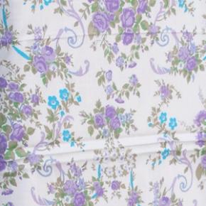 Dess. 369 Lysebeige, med Lilla og Turkise blømster, SPUNRAYN