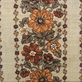 Dess. 5001 Blomster på brun bag grund, BOMULD