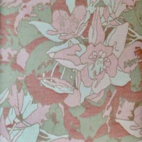 Dess. 536 Pistache Rosa blomster med blade, JACQUARD-VÆVET DRALON
